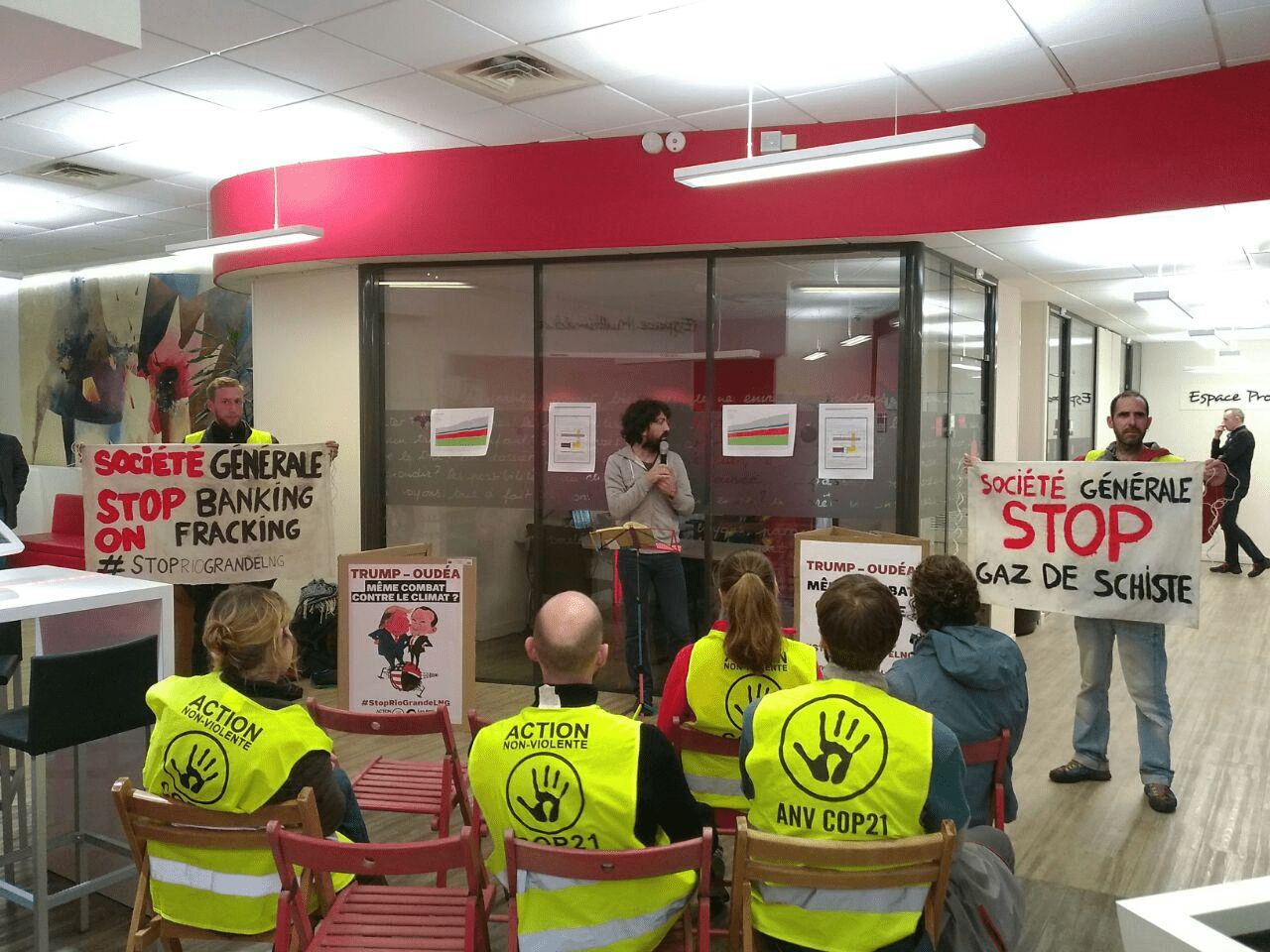 Conférence pirate sur le climat organisée dans l’agence Société Générale de Grenoble Victor Hugo !