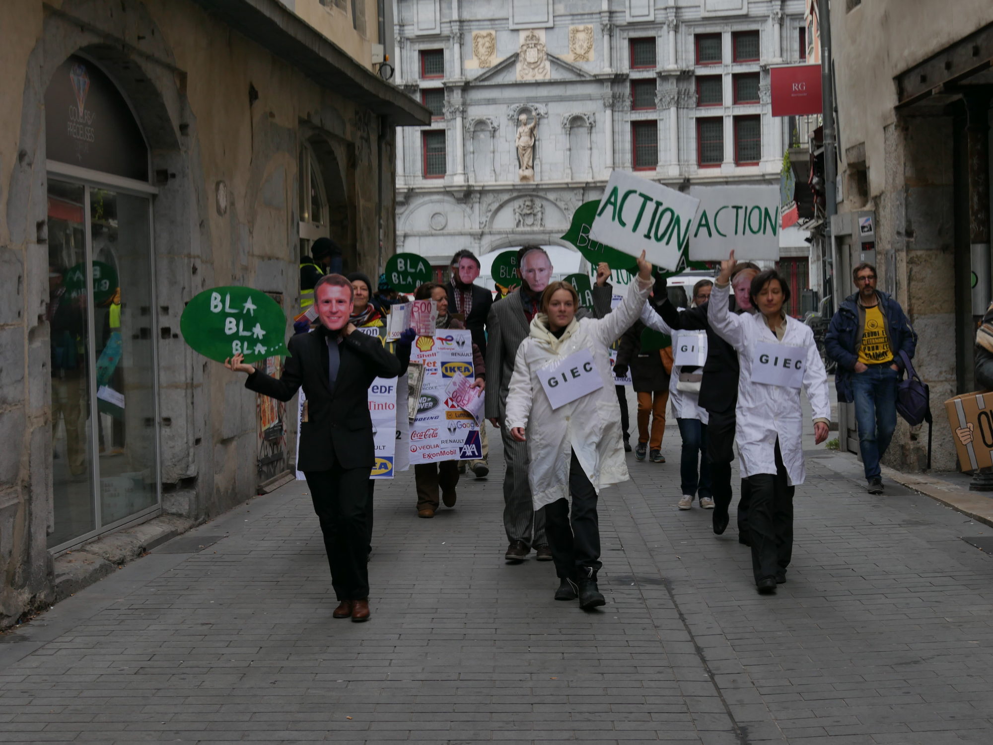Une action non violente dans les rues de Grenoble pour dénoncer le « blablabla » de nos dirigeant.e.s politiques lors de la COP26